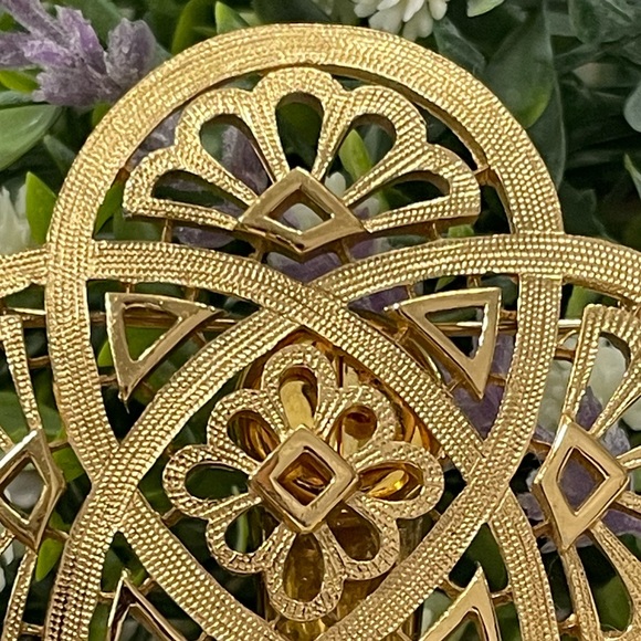 Vintage Uniquely Patterned Trifary Gold Brooch - Picture 4 of 5